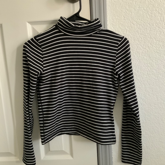 Black and white striped turtleneck - Picture 2 of 2